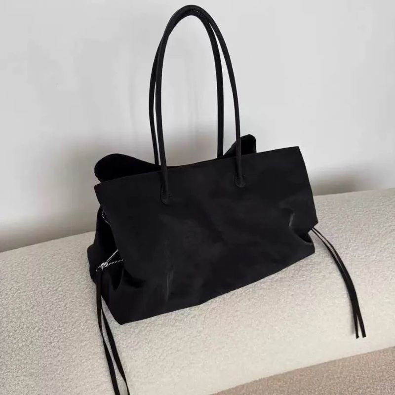 Women’s Adjustable Shoulder Bag with Multiple Compartments