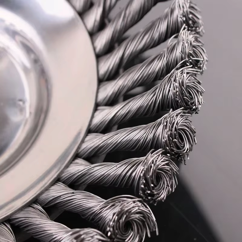 BrushTorque - Kefevágó fej 36 csavart fém kefével