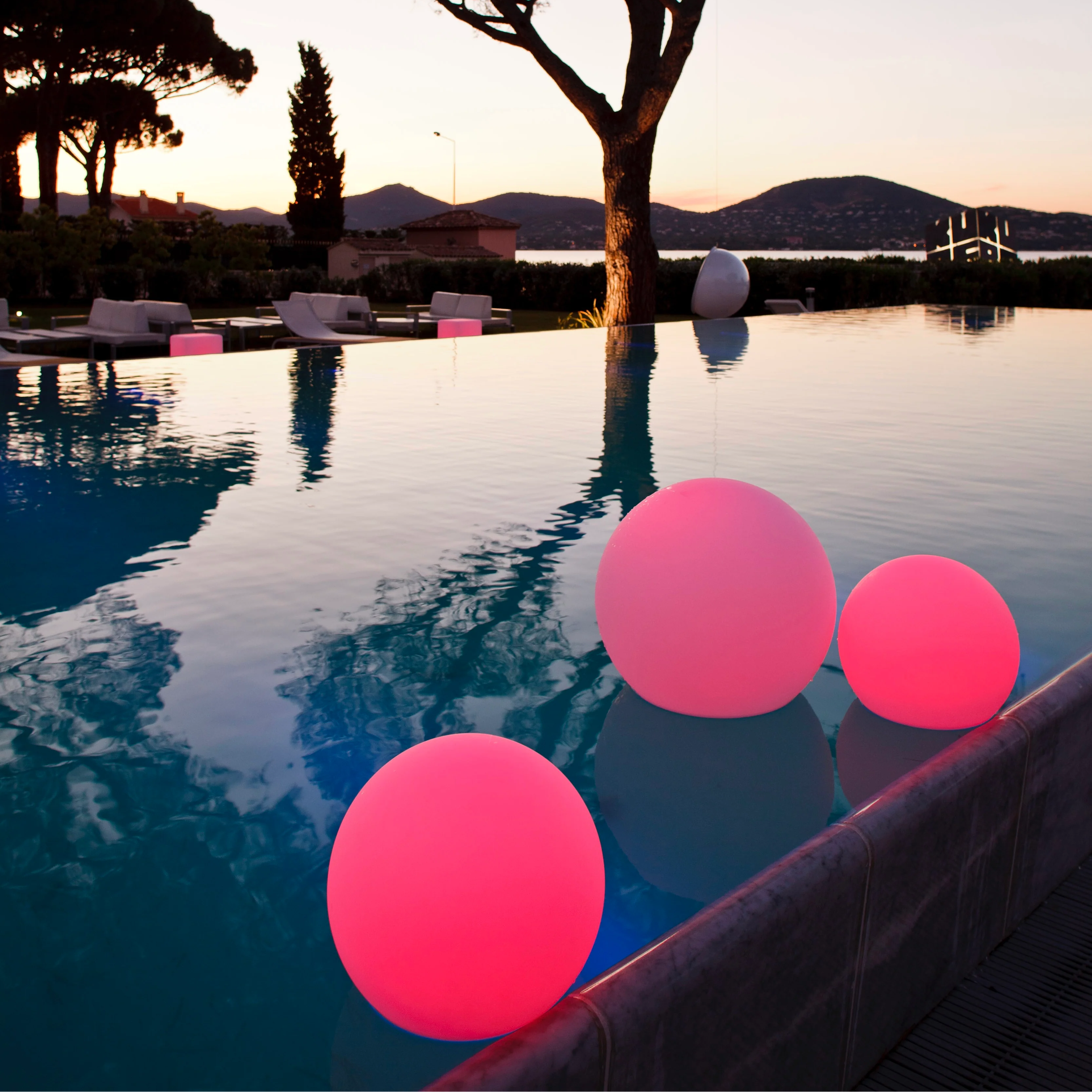 NovaSmart - LED Light Multiple Color Options with Adjustable Brightness | Wireless and Rechargeable for Indoor and Outdoor Use | Portable Mood and Ambient Lighting for Garden, Terrace, Living Room, or Children's Room