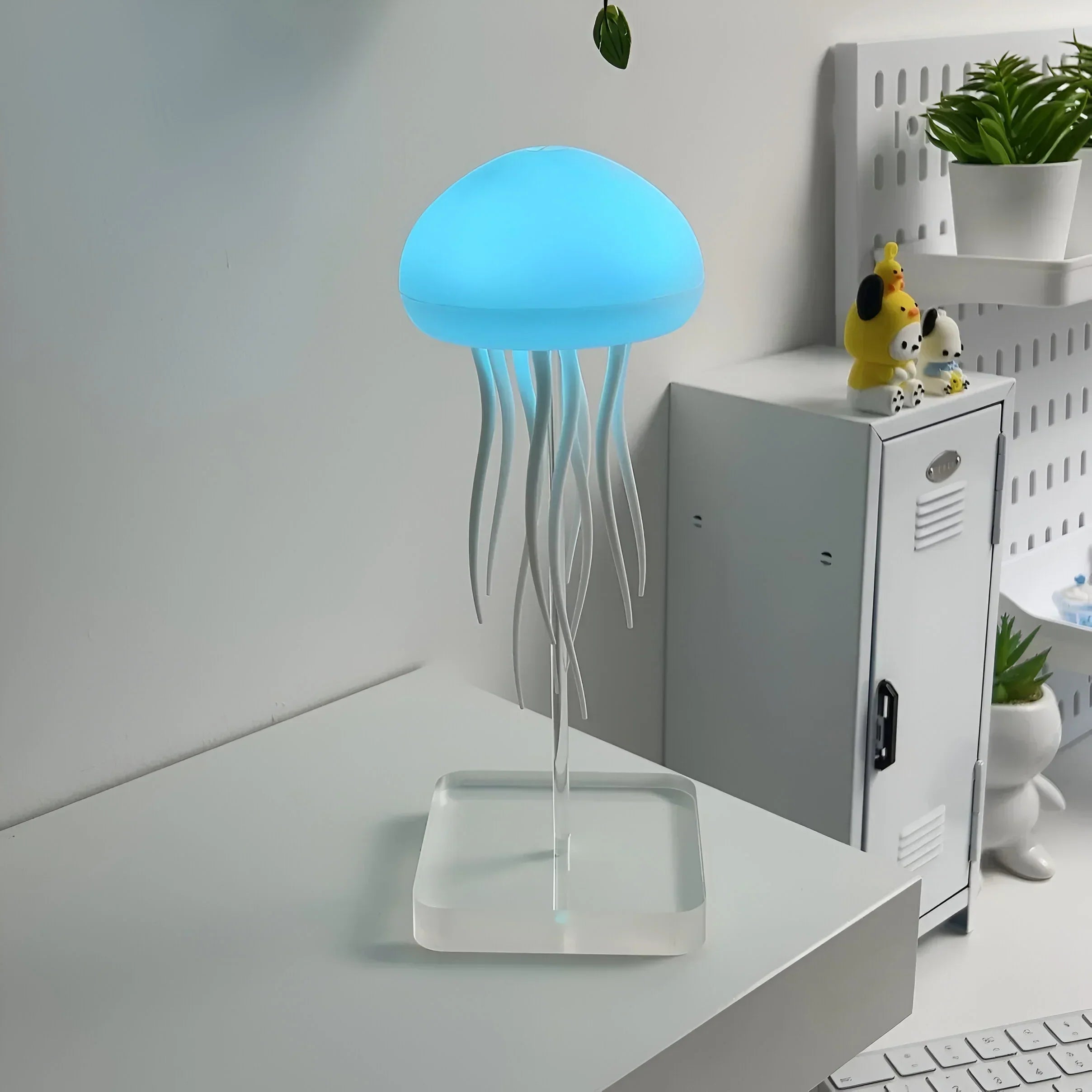 JellyJive - Lamp with Dancing Jellyfish Realistic Floating Jellyfish with Hypnotic Motion | Soft Ambient LED Glow for Relaxing Atmosphere | Unique Decorative Accent for Bedside, Desk or Living Room